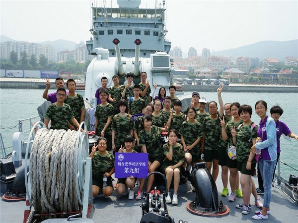 学生们登上“英雄舰”----“合肥号”