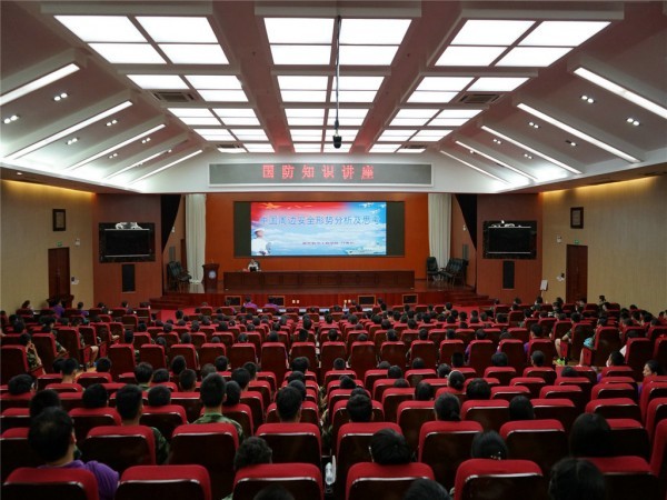 同学们在海军航空工程学院听国防知识讲座