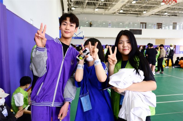 중국 남학생과 한국 여학생의 포즈